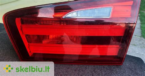 Teminė nuotrauka: BMW E90 galinis žibintas su automobiliu fone