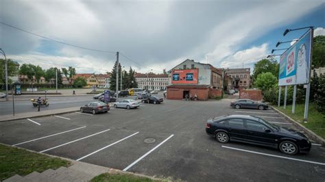 Miesto savivaldybės viešosios parkavimo aikštelės su ženklinimu ir vietomis elektromobiliams