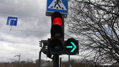 Šviesoforas su degančiu geltonu signalu, sankryža