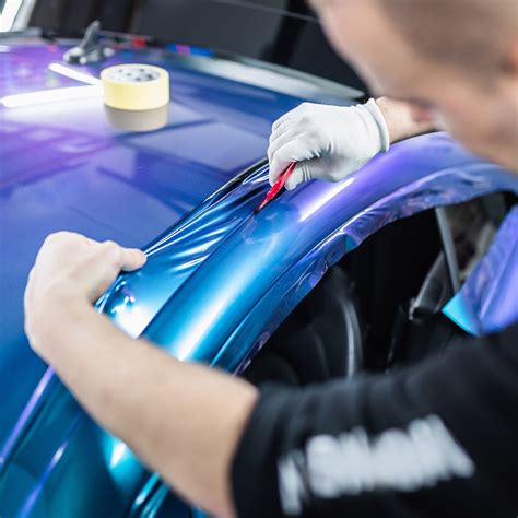 Automobilio apklijavimo darbai švarioje patalpoje