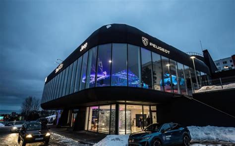 automobilių salonas su skirtingų „Stellantis“ markių modeliais