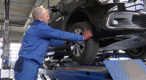 Autoserviso technikas atlieka automobilio patikrą