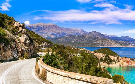 Vaizdingas Kretos kelias su automobiliu