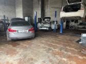 mechanikas, dirbantis su turbokompresoriumi autoservise