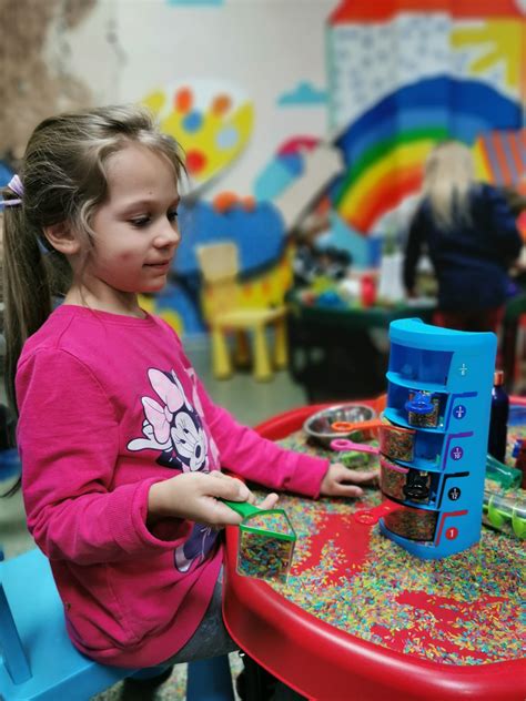 schema, iliustruojanti akvaplanavimo mechanizmą ir vandens pasišalinimo skirtumus tarp naujų ir dilusių padangų