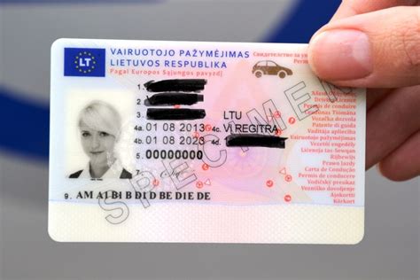 Teminis nuotrauka, vaizduojanti vairuotojo pažymėjimą ir raktažodžius