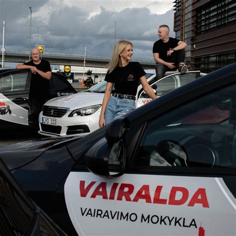 Šeimos nario ir mokinio vairavimo pamoka su apmokymo ženklu