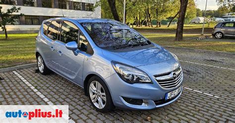 iliustracija: įvairių būklių Opel automobiliai: nuo tvarkingų iki reikalaujančių remonto