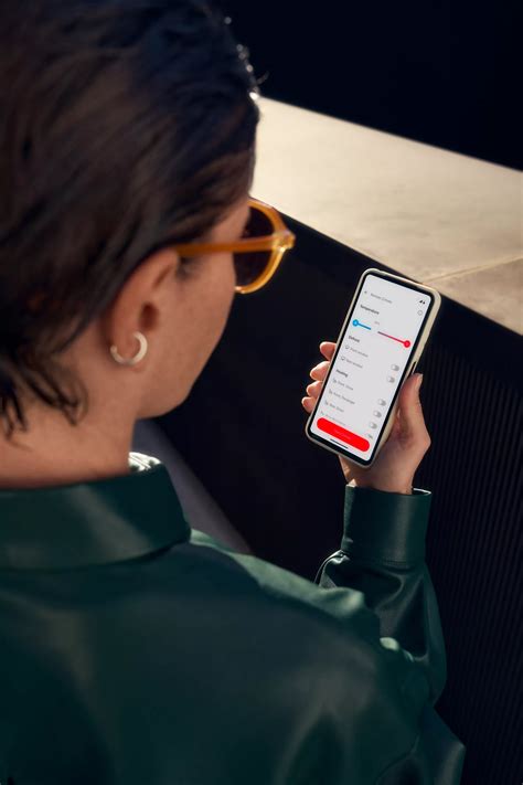 Tematinė nuotrauka: žmogus naudojasi MyToyota programėle išmaniuoju telefonu