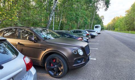 Teminė nuotrauka, rodanti automobilį, parkuojamą mieste prie šaligatvio