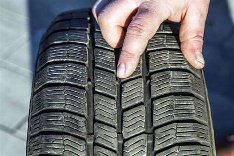 Nuotrauka, iliustruojanti vandens sklaidymą padangos protektoriaus grioveliais