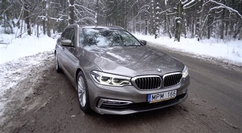 BMW automobilių nuotrauka kelyje