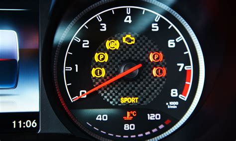 Kia automobilis su TPMS indikatoriumi prietaisų skydelyje