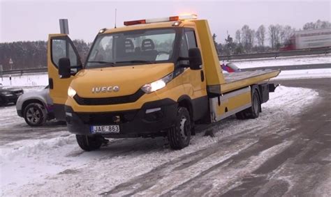 techninės pagalbos automobilis traukia sugedusį automobilį Radviliškyje