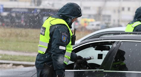 Teminė nuotrauka, vaizduojanti vairuotojo pažymėjimą ir policijos automobilį.