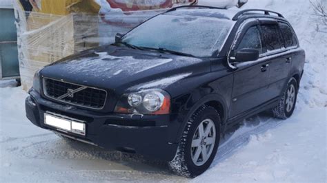 Teminė nuotrauka: Volvo XC90 (2004 m.) važiuojantis keliu