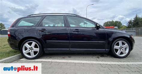 Volvo V50 automobilis su stilingais lietų ratlankiais, stovintis mieste