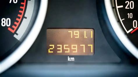 Teminis automobilio degalų sąnaudų matavimo iliustracija