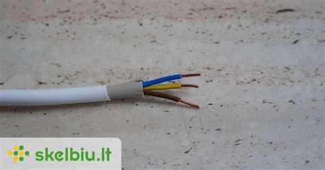 Tematinė nuotrauka: sugadinti elektros laidai sienoje