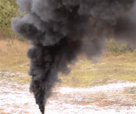 Vaizdas: Juodi dūmai iš išmetimo sistemos, rodantys galimus dyzelinio variklio problemas.