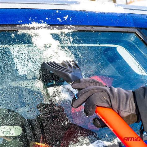Perbrauktas ledo grandiklis ir subraižytas automobilio paviršius, iliustruojantis netinkamų priemonių žalą