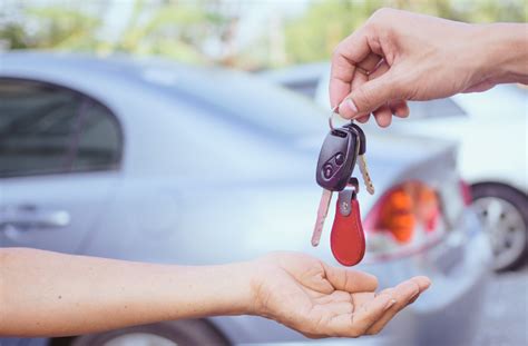 Tematinė nuotrauka: pinigų perdavimas parduodant automobilį