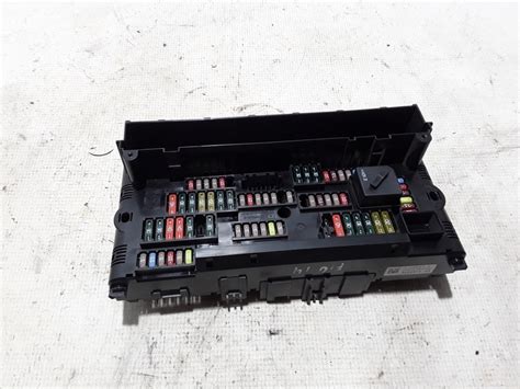 Salono saugiklių dėžutės vieta BMW E46