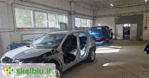 automobilių serviso interjero nuotrauka su Renault automobiliu ant keltuvo