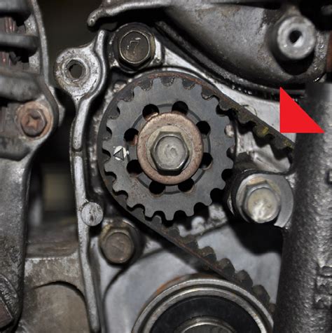 Ford Focus generatoriaus dirželio keitimo įrankiai ir naujas dirželis