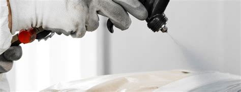 scheminis vaizdas, kaip druska ir drėgmė ardo automobilio dažų dangą ir sukelia koroziją