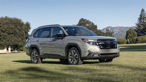 Subaru Forester važiuojantis miško keliu