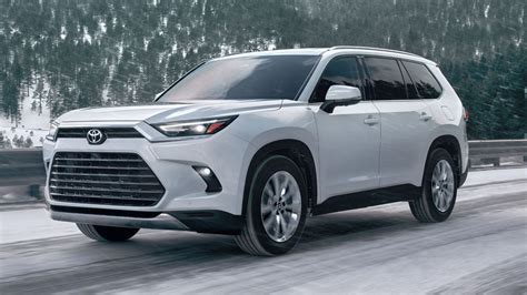 Toyota Highlander Hybrid važiuojantis miestu