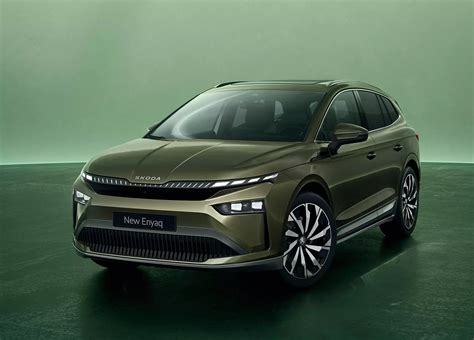 Teminė nuotrauka: Škoda Enyaq elektromobilis įkrovimo stotelėje