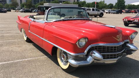 Retro Cadillac Eldorado automobilis šventiniame fone