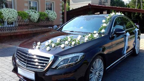 Papuoštas vestuvinis automobilis su gėlėmis ir kaspinais