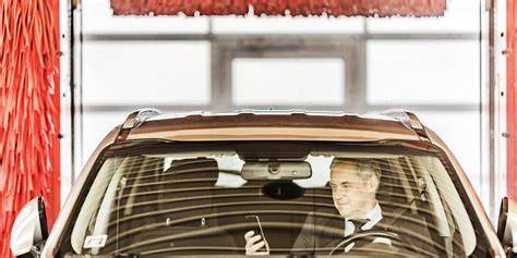 Skirtingų tipų šepečiai automobilių plovyklose