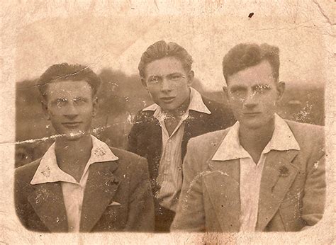 Sena nuotrauka, vaizduojanti „Vairo“ grupės narius gamyklos aplinkoje