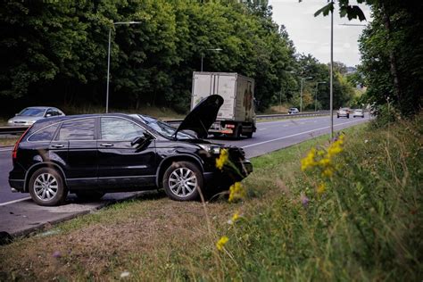 Teminis paveikslėlis, iliustruojantis automobilių draudimą ir eismo saugumą