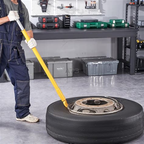 Specializuota įranga padangų montavimui ir balansavimui servise