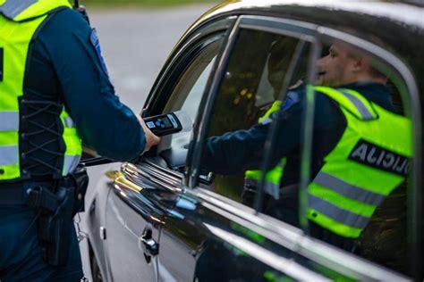 vairuotojas, aktyviai vairuojantis automobilį