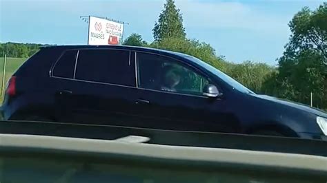 automobilis važiuoja greitkeliu