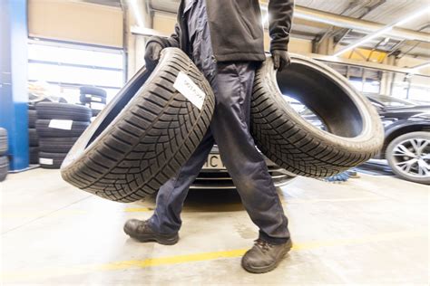 Nuotrauka su mobiliu padangų serviso automobiliu