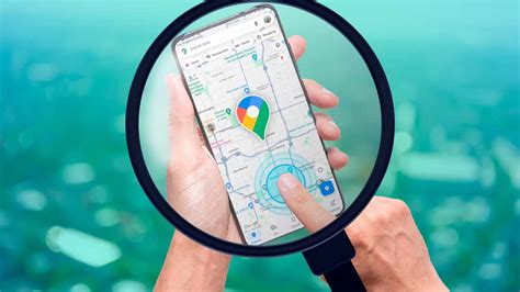 Teminė nuotrauka, vaizduojanti išmanųjį telefoną su „Google Maps“ ir automobilio prietaisų skydelį su navigacijos sistema