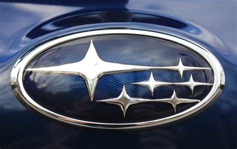 Subaru logo su Plejadžių žvaigždėmis