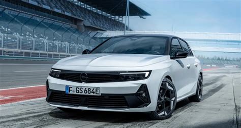 Opel Astra skirtingų kartų palyginimas (infografika)