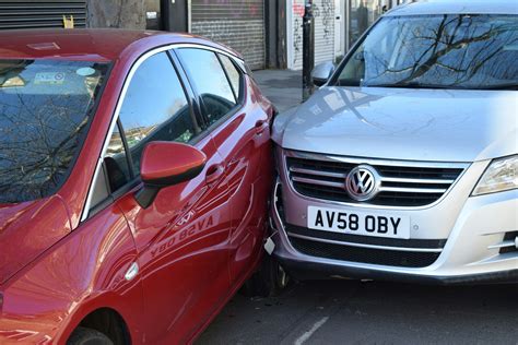 Pakaitinis automobilis prie remonto dirbtuvių
