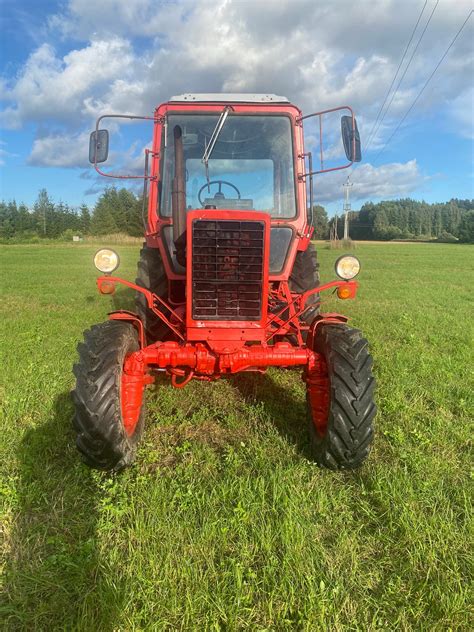 MTZ 40 traktorius su padangomis dirbantis lauke
