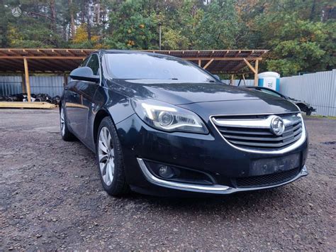 Vaizdas su Opel Insignia automobiliu.
