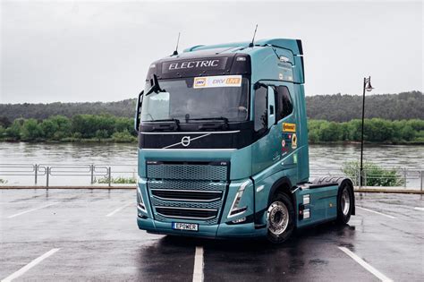 Teminė nuotrauka: modernus Volvo FH sunkvežimis kelyje su skaitmeniniu interfeisu