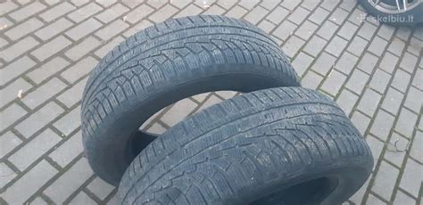 Teminis nuotrauka: naudotos automobilių dalys ir padangos sandėlyje